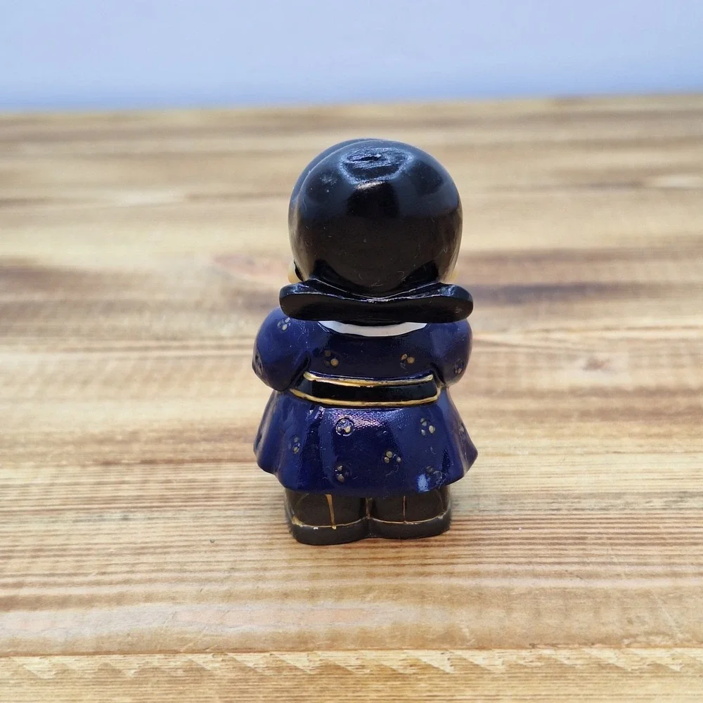 Authentic Japanese Souvenirs‎ Girl figurine 2.5